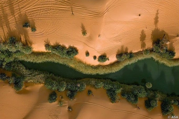 Vẻ đẹp ấn tượng của hồ nước nằm giữa vùng sa mạc rộng lớn