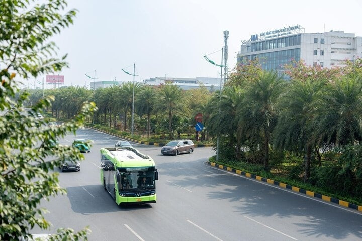 Tuyến buýt điện đầu tiên đến sân bay Nội Bài: Người dân hào hứng trải nghiệm