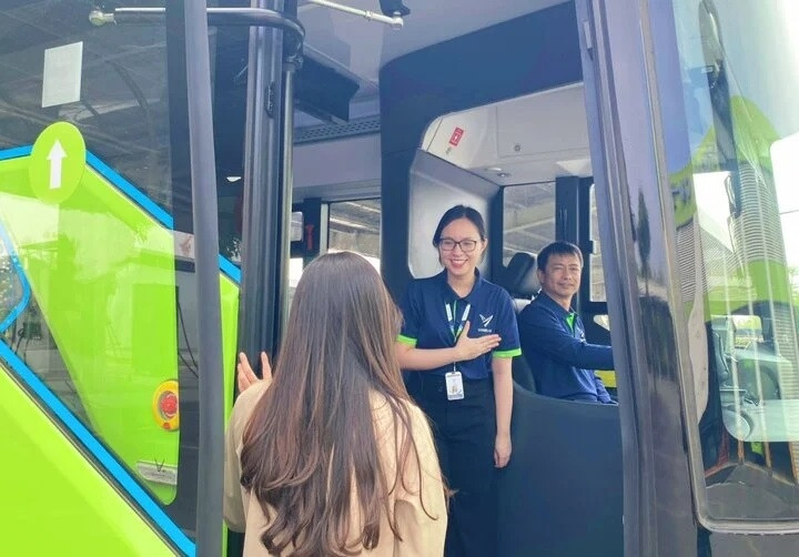 Tuyến buýt điện đầu tiên đến sân bay Nội Bài: Người dân hào hứng trải nghiệm