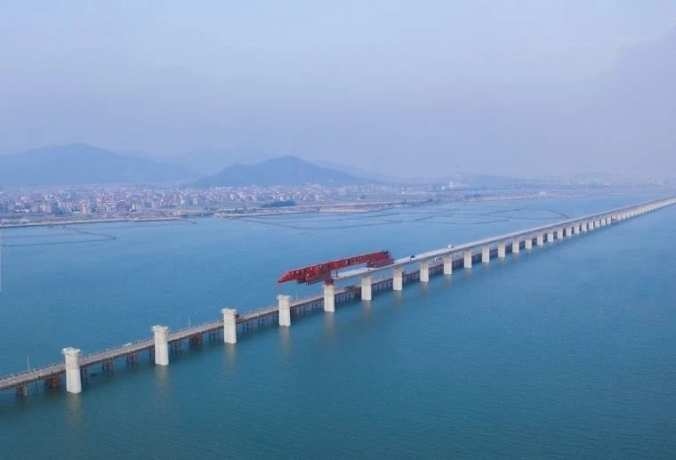 Trung Quốc sở hữu 'siêu cỗ máy' duy nhất trên thế giới: Gồm 15.000 bộ phận, nặng 1.000 tấn, giúp xây cầu đường sắt cao tốc xuyên biển chỉ trong 2 năm
