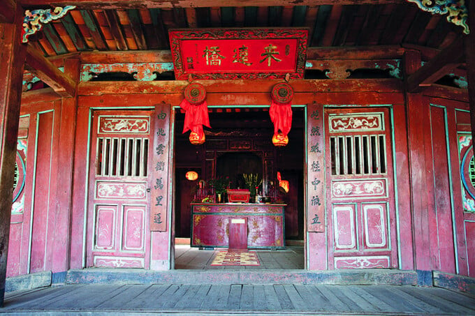 Kiến trúc mang đậm màu sắc Trung Hoa với nhiều họa tiết được chạm khắc tỉ mỉ
