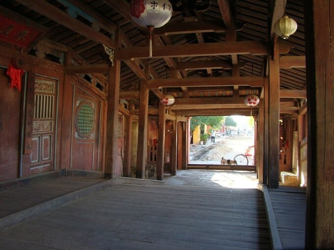 Thiết kế bên trong của chùa Cầu Hội An với hệ thống cột chèo chắc chắc và vững chãi