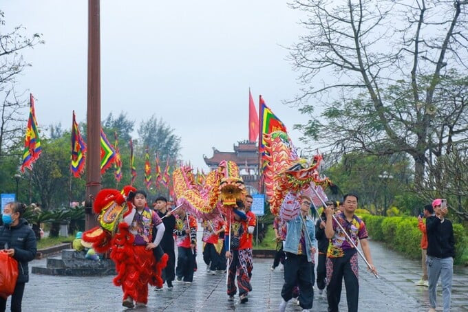Lễ hội đền Trần Thái Bình có tổ chức nhiều hoạt động rước lễ, vui chơi thú vị