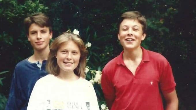 Elon Musk (áo đỏ) cùng 2 người em của mình