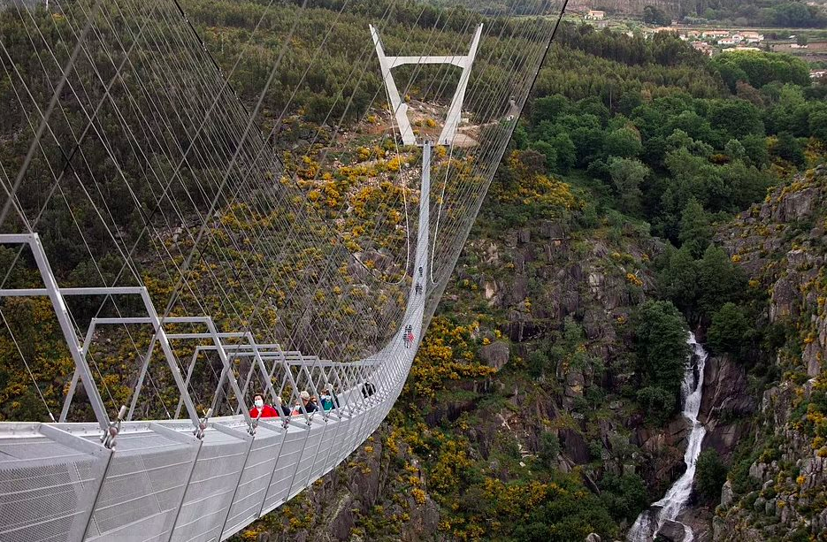 Cầu treo dành cho người đi bộ từng dài nhất thế giới: Nằm chơi vơi ở độ cao 175m, tốn 68 tỷ đồng để xây dựng