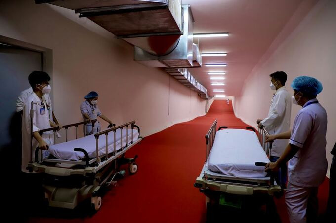 Đường hầm được xây dựng rộng rãi, đáp ứng nhu cầu di chuyển cùng lúc của các bệnh nhân và nhân viên y tế