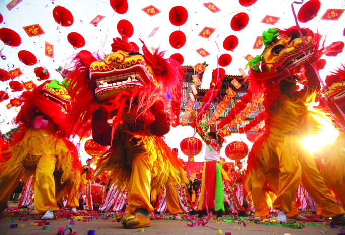 Hoạt động đón mừng năm mới của người dân Philippines luôn có các màn múa lân, múa rồng