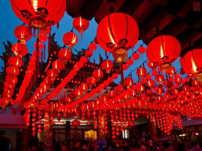 Để chuẩn bị cho ngày lễ trọng đại này, người Trung Quốc thường trang hoàng nhà cửa với màu đỏ chủ đạo