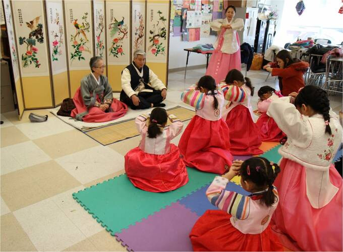 Tết Nguyên đán ở Hàn Quốc là dịp để con cháu trong nhà tụ họp, tỏ lòng thành kính với tổ tiên, ông bà, cha mẹ