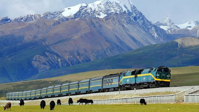 Khung cảnh hùng vĩ - nơi tuyến đường sắt Thanh - Tạng chạy qua
