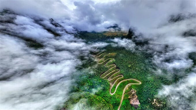 Toàn cảnh dốc khau Cốc Chà (xã Xuân Trường, huyện Bảo Lạc) hay còn gọi là đèo 15 tầng