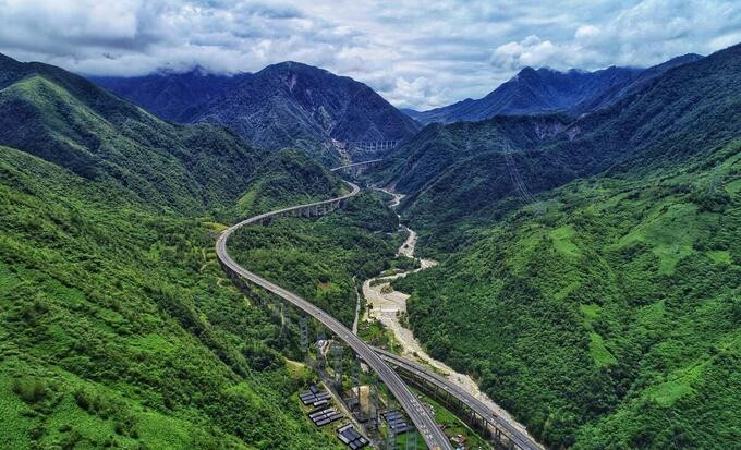 Đường cao tốc này được các chuyên gia thế giới đánh giá là một kỳ tích xây dựng ở đất nước tỷ dân