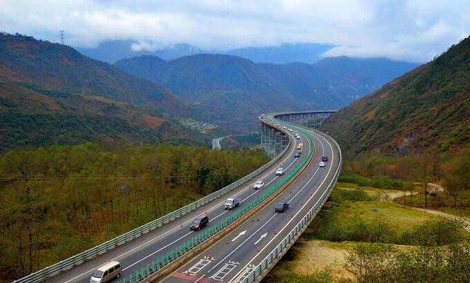 Đường cao tốc này được các chuyên gia thế giới đánh giá là một kỳ tích xây dựng ở đất nước tỷ dân