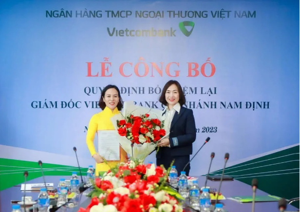 Bà Nguyễn Thị Kim Oanh - Thành viên Hội đồng quản trị trao quyết định bổ nhiệm lại bà Đoàn Thị Hồng Nga - Giám đốc Vietcombank Nam Định