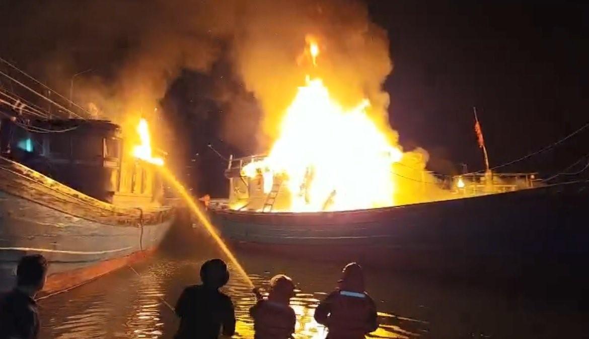 Đà Nẵng: 3 tàu cá bốc cháy dữ dội trong đêm- Ảnh 1.
