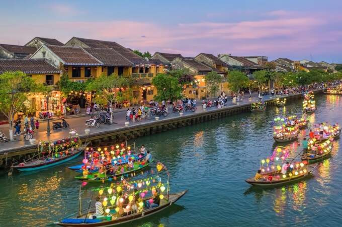 Hội An được Times Travel giới thiệu là điểm đến với những con phố cổ kính được thắp sáng bằng đèn lồng và nhiều tòa nhà kiến trúc lịch sử