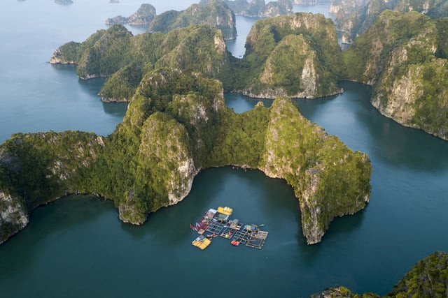 Với 2,6 triệu lượt khách tham quan mỗi năm, Vịnh Hạ Long (Việt Nam) đứng thứ 4 trong 10 kỳ quan thiên nhiên được tham quan nhiều nhất thế giới