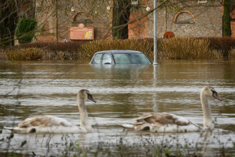 Thảm họa lũ lụt tại nhiều vùng trên khắp nước Anh, hàng trăm ngôi nhà chìm trong biển nước