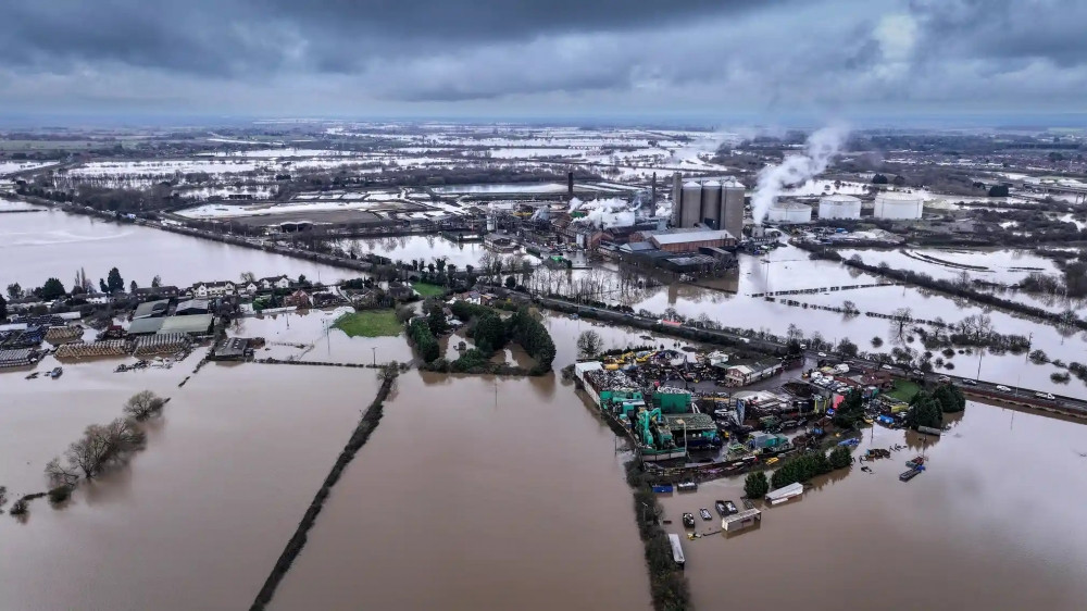 Thảm họa lũ lụt tại nhiều vùng trên khắp nước Anh, hàng trăm ngôi nhà chìm trong biển nước