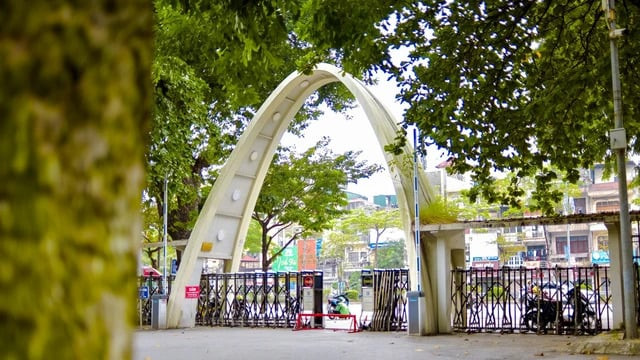 Cổng Parabol là biểu tượng và là niềm tự hào của nhiều thế hệ sinh viên