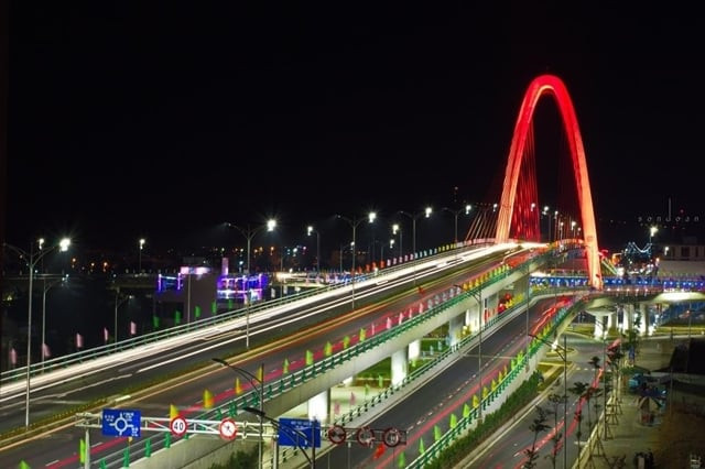 Vẻ đẹp hiện đại của cây cầu khi về đêm