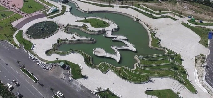 Từ góc nhìn trên cao bằng flycam, hồ nước ở công viên tạo thành hình đầu con rồng đang ngậm ngọc