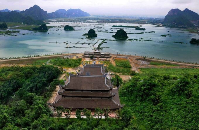 Quần thể khu du lịch chùa Tam Chúc có tổng diện tích rộng khoảng 5.000 ha, bao gồm các điện thờ, rừng tự nhiên
