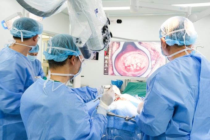 Một ca mổ u não bằng robot tại Bệnh viện Đa khoa Tâm Anh TP.HCM - Ảnh: BVĐK Tâm Anh