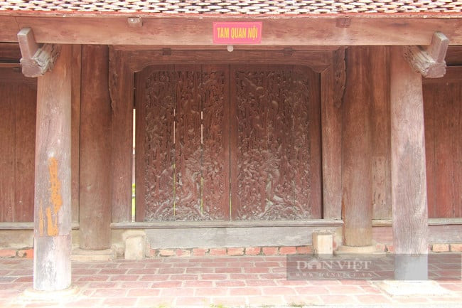 Bộ cánh cửa đang được lắp ở Tam quan nội chùa Keo được chạm khắc đúng như bản gốc. Ảnh: Dân Việt