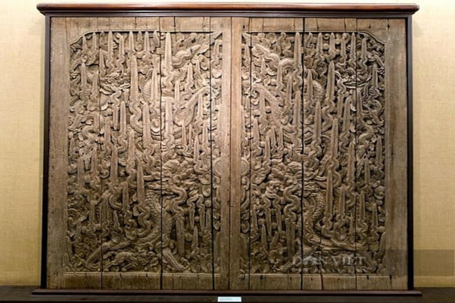 Hiện nay, bộ cánh cửa chạm khắc rồng của chùa Keo (bản gốc) đang được trưng bày tại Bảo tàng Mỹ thuật Việt Nam. Ảnh: Dân Việt