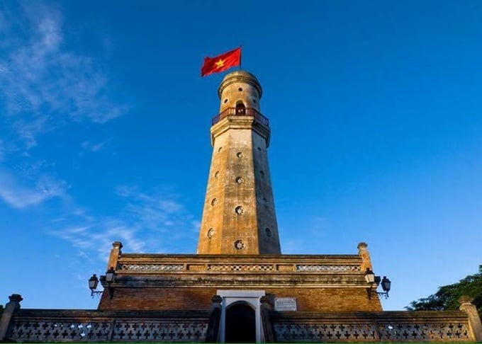 Cột cờ được xây bằng gạch nung già, màu đỏ sẫm, chiều cao tổng thể 23,84m