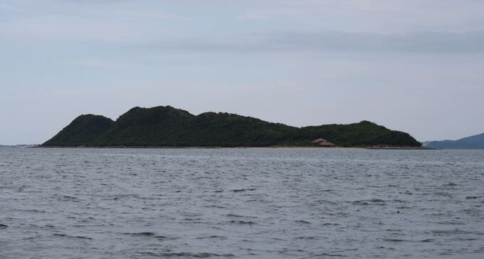 Hòn đảo nhìn xa tựa hình dáng của ông Phật nằm ngự giữa sóng nước trong vịnh Bắc Vân Phong, toàn thân trong tư thế thiền tụng
