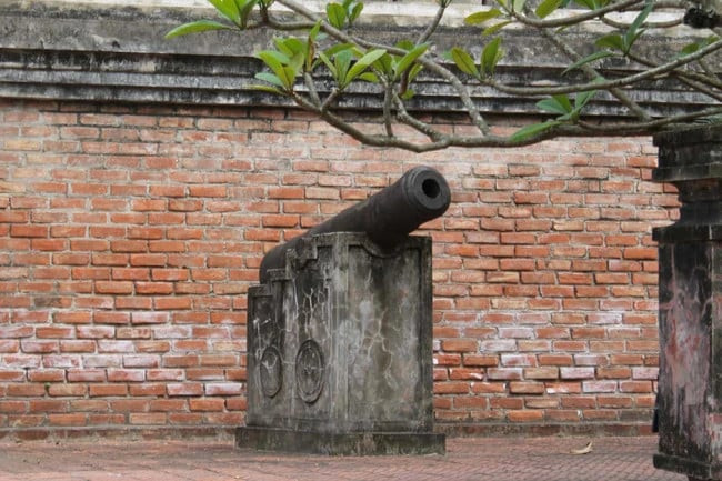 Hai khẩu súng thần công ở phía nam của cột cờ Nam Định