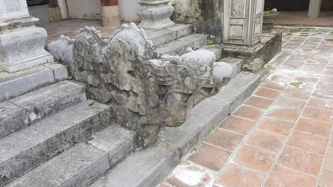 Một chiếc đầu rồng ngay trước cửa lối vào trong chùa