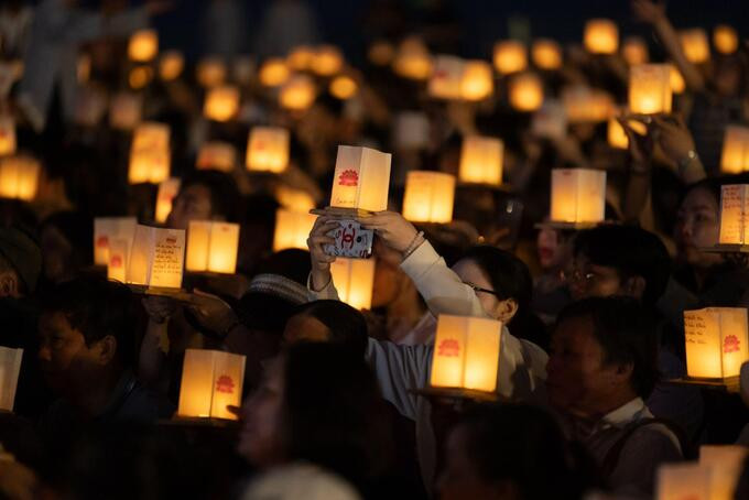 Những ngọn đèn đăng được thắp sáng trong một sự kiện trên núi Bà Đen