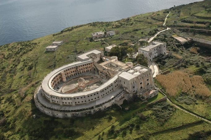 Nhà tù cổ xưa hoang tàn trên đảo