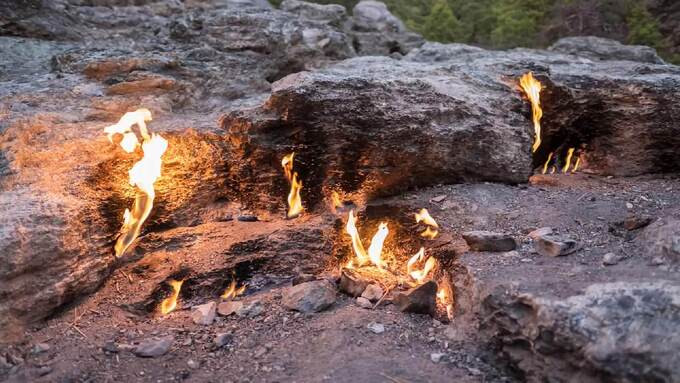 Những hòn đá đã rực cháy suốt 2.500 năm