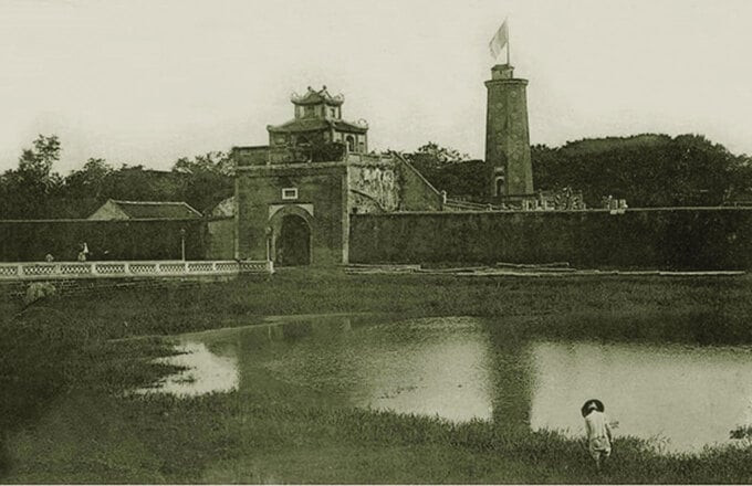 Cổng thành và cột cờ trong thành cổ Bắc Ninh khi xưa