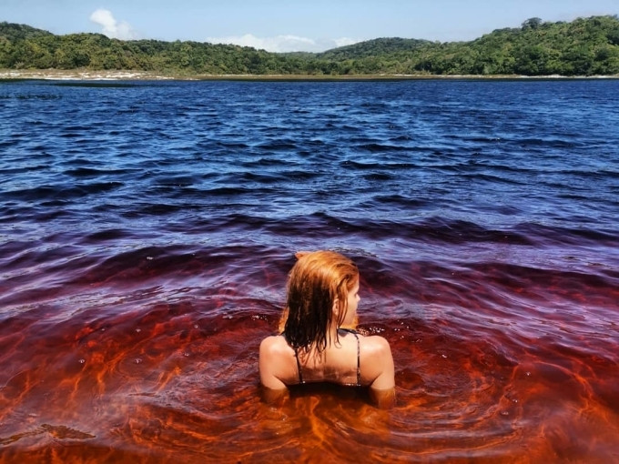 Điều gì khiến hồ nước độc lạ nhất Brazil có màu 'Coca Cola'?