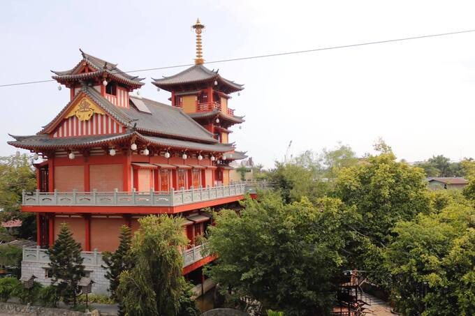 Đường sắc thái màu đỏ thường thấy trong kiến trúc của xứ Phù Tang
