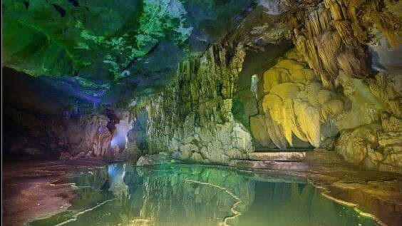 Hang động có nhiều mạch nước ngầm tạo thành những hồ nước tuyệt đẹp