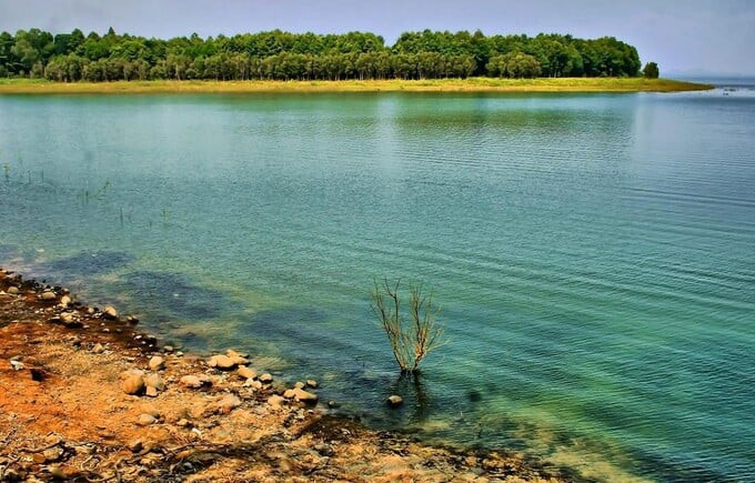 Hồ đón nhận lượng nước từ 2 nhánh sông