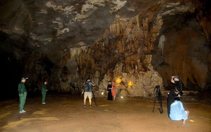 Du khách rất thích thú khi đến tham quan, khám phá hang Khuổi Pín