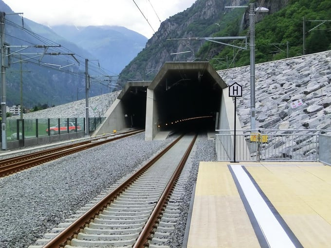 Đây là đường hầm xuyên núi dài và sâu nhất thế giới