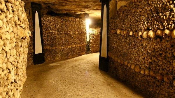 Các bức tường tại hầm mộ Paris được trang trí bằng xương người