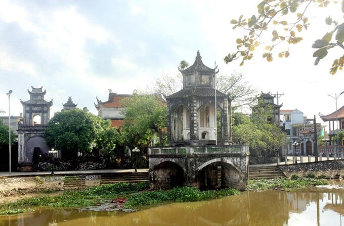 Đền Đồng Xâm nằm trên một gò đất nổi trên sông