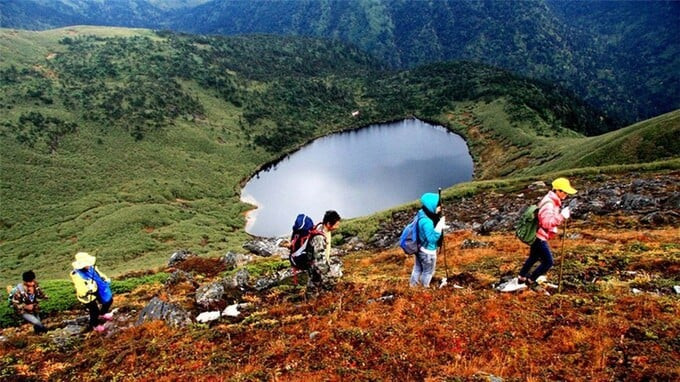 Du khách từ khắp mọi nơi đến khám phá lòng hồ bí ẩn