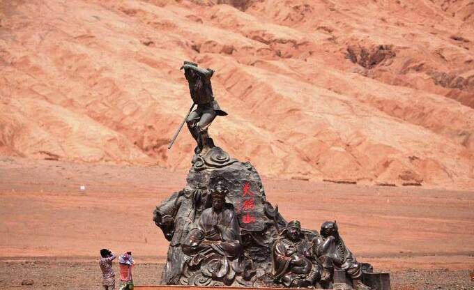 Bức tượng 4 thầy trò Đường Tăng được đặt tại Hỏa Diệm Sơn