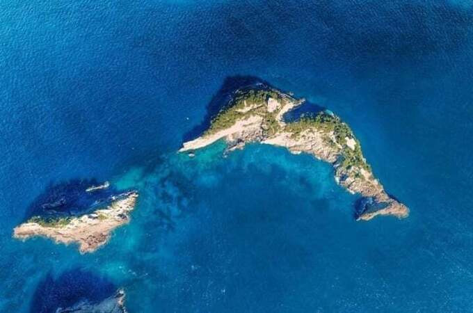 Tên gọi của hòn đảo này mang ý nghĩa là con gà trống nhưng nó lại nổi tiếng với hình dáng độc đáo trông giống như một con cá heo