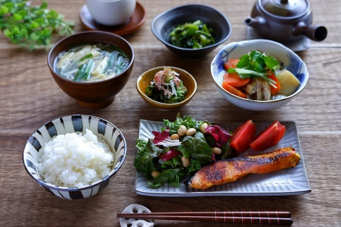Người Nhật thường ăn chậm, thưởng thức từng miếng nhỏ, đồ ăn và đĩa cũng được thiết kế nhỏ